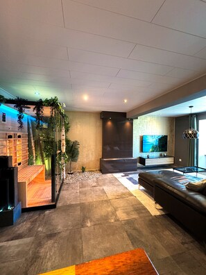 المنشأة من الداخل