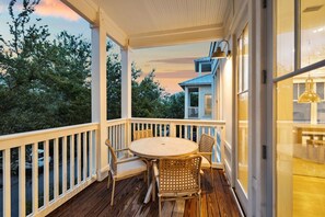 Outdoor dining - 2 Community Pools! 4 Bikes! Just 2 Rows from the Beach! (Santa Rosa Beach)