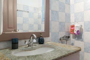 Douche, séchoir à cheveux, serviettes fournies