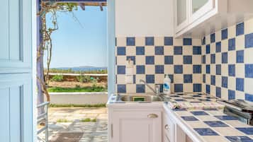 Kühlschrank, Herdplatte, Wasserkocher mit Kaffee-/Teezubehör