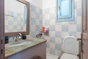 Ducha, secador de pelo y toallas