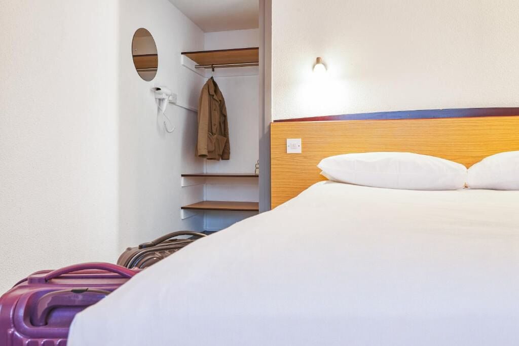 Chambre Double, 1 lit double, accessible aux personnes à mobilité réduite | Bureau, espace de travail pour ordinateur portable