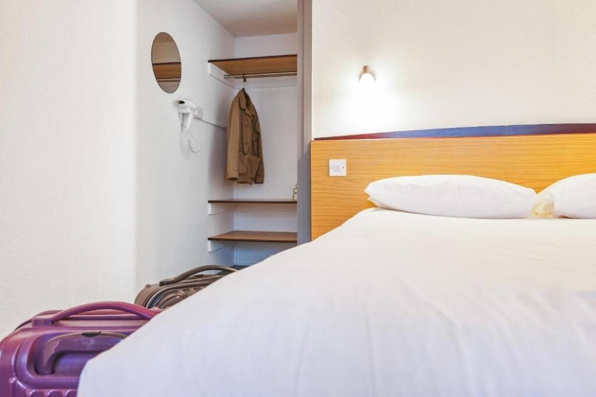 Quarto casal standard | Ferros/tábuas de passar roupa, Wi-Fi de cortesia, roupa de cama