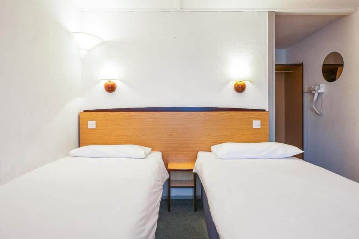 Standard Twin Room | Iron/ironing board, free WiFi
