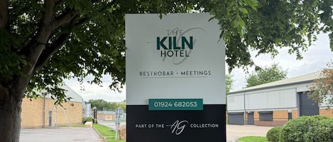 A sign for The Kiln Hotel indicating it offers restobar meetings.