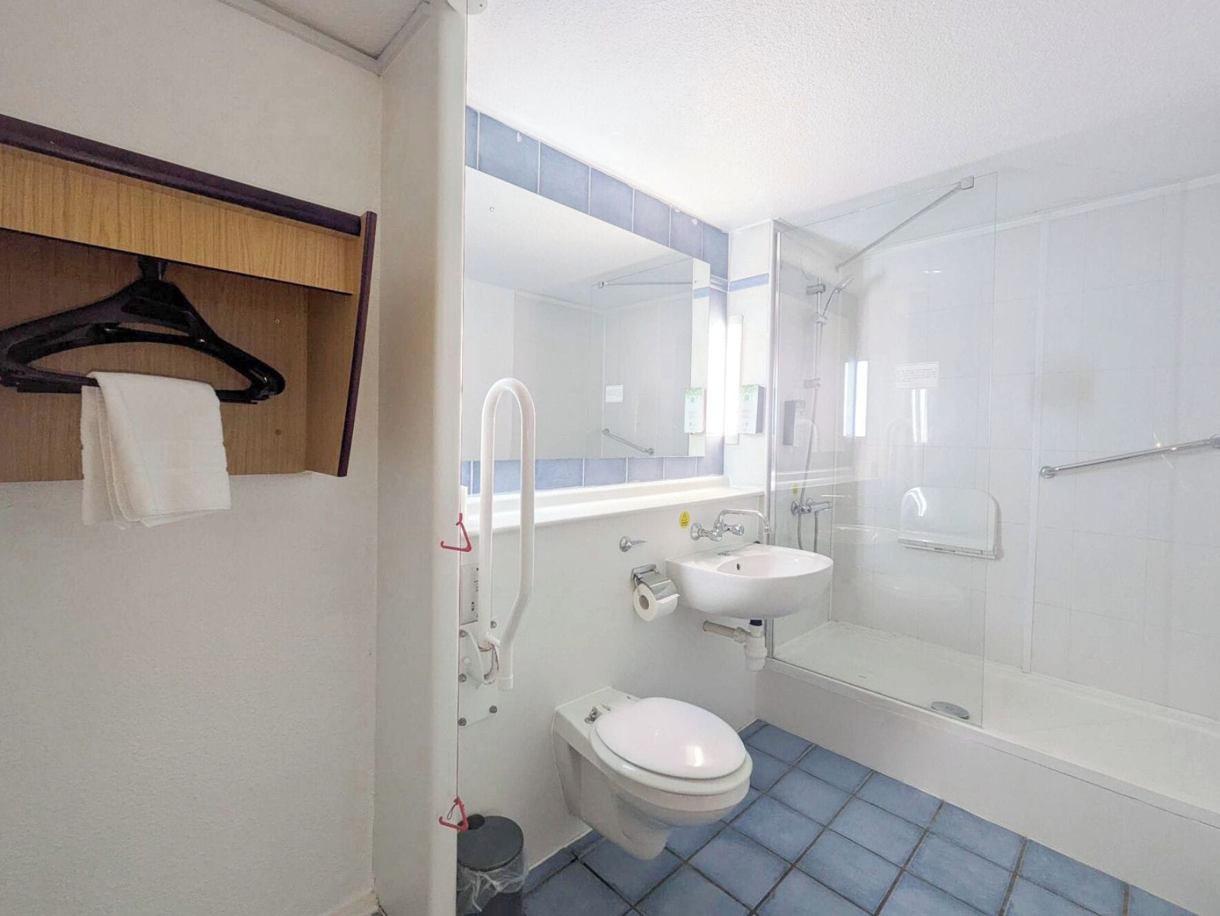 Chambre Double, 1 lit double, accessible aux personnes à mobilité réduite | Salle de bain