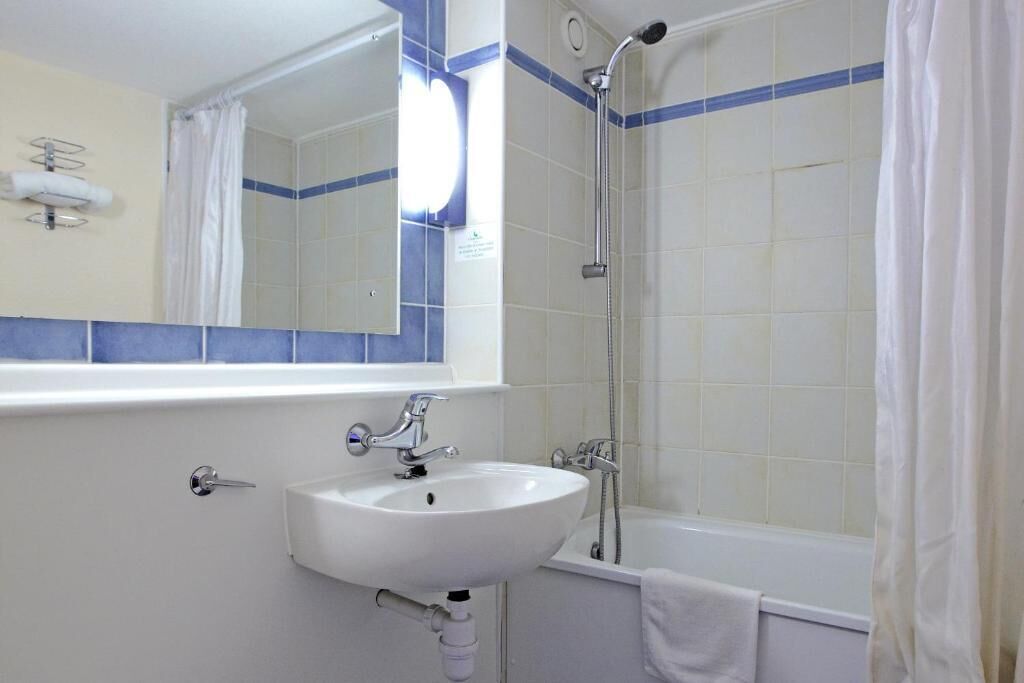 ฝักบัว, ของใช้ในห้องน้ำฟรี, ไดร์เป่าผม, ผ้าเช็ดตัว