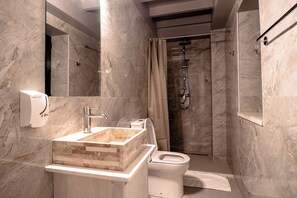 Ducha, secador de pelo, pantuflas, toallas