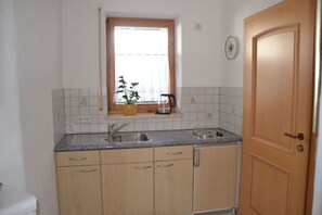 Jääkaappi, mikroaaltouuni, liesi, kahvin-/teenkeitin