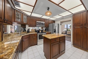 Condo, 3 Bedrooms | Private kitchen