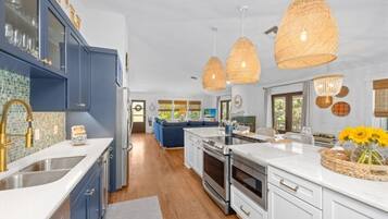 House, 3 Bedrooms | Private kitchen