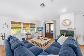 Living area - Sunkissed Cottage 3 Bedroom Home (Captiva)