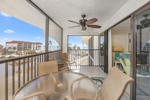 Condo, 2 phòng ngủ | Khu ẩm thực ngoài trời