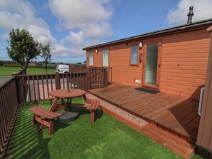 Outdoor dining - Cody Lodge (Ilfracombe)