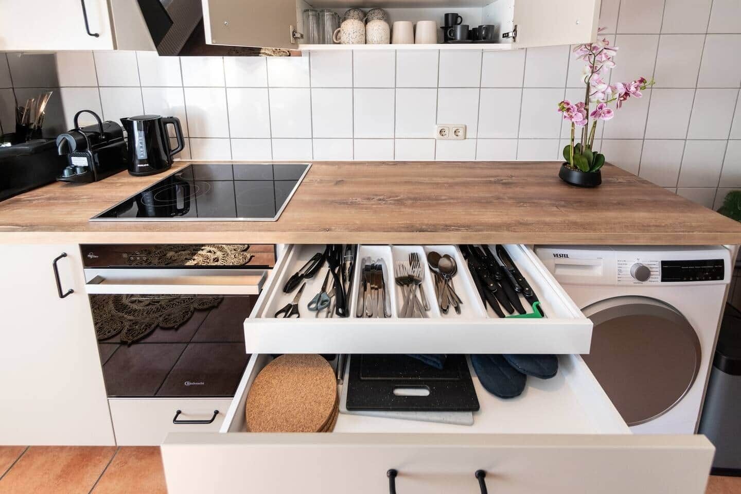 Kylskåp, mikrovågsugn, ugn och spishäll