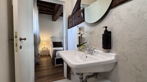 Dusch, hårtork, bidé och handdukar