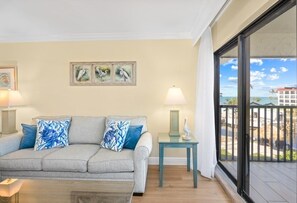 Condo, 2 habitaciones | Área de sala de estar