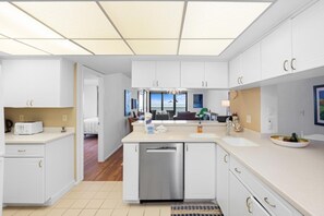 Condo, 3 Bedrooms | Private kitchen