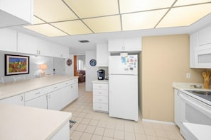 Condo, 3 Bedrooms | Private kitchen
