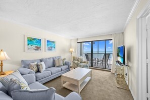 Condo, 2 Bedrooms | Ruang tamu