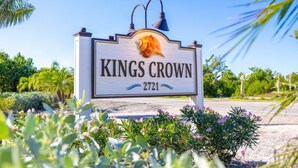 Schild für 'Kings Crown' mit Blick auf den Strand.