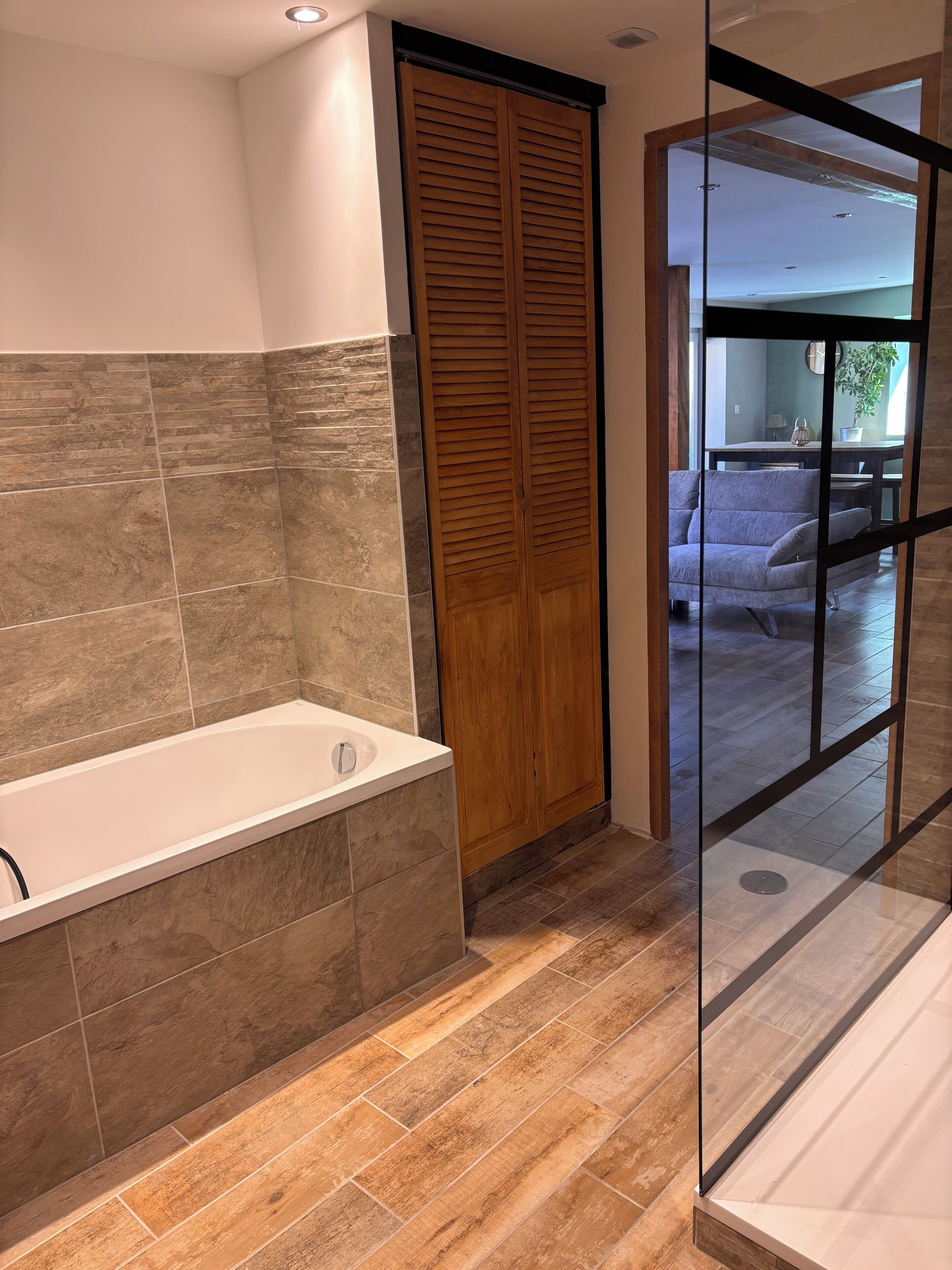 Serviettes fournies, savon, papier toilette