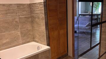 Serviettes fournies, savon, papier toilette