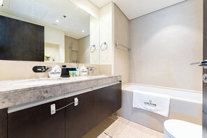 Asciugacapelli, bidet, asciugamani, sapone