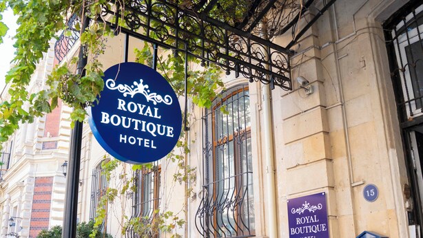 Een gebouw met een bord voor het Royal Boutique Hotel.