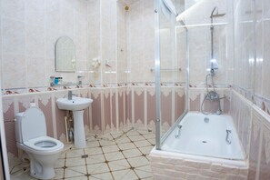 Comfort Triple Room | Bathroom