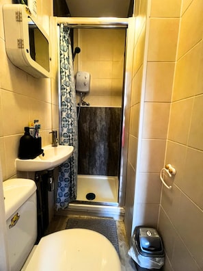Douche, serviettes fournies