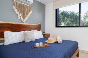 3 slaapkamers, een bureau, een strijkplank/strijkijzer, reisbedje