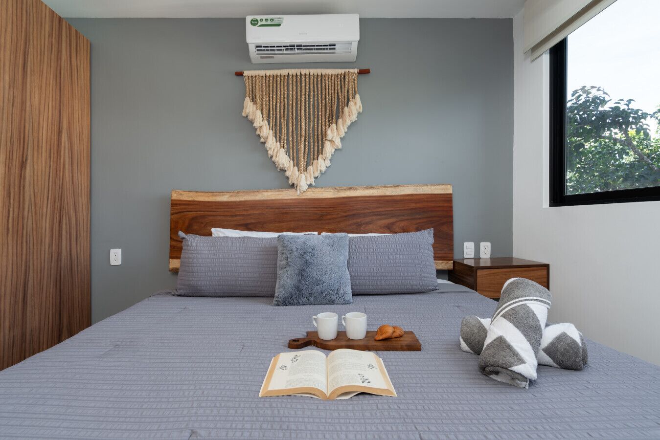 3 bedrooms, desk, iron/ironing board, travel crib