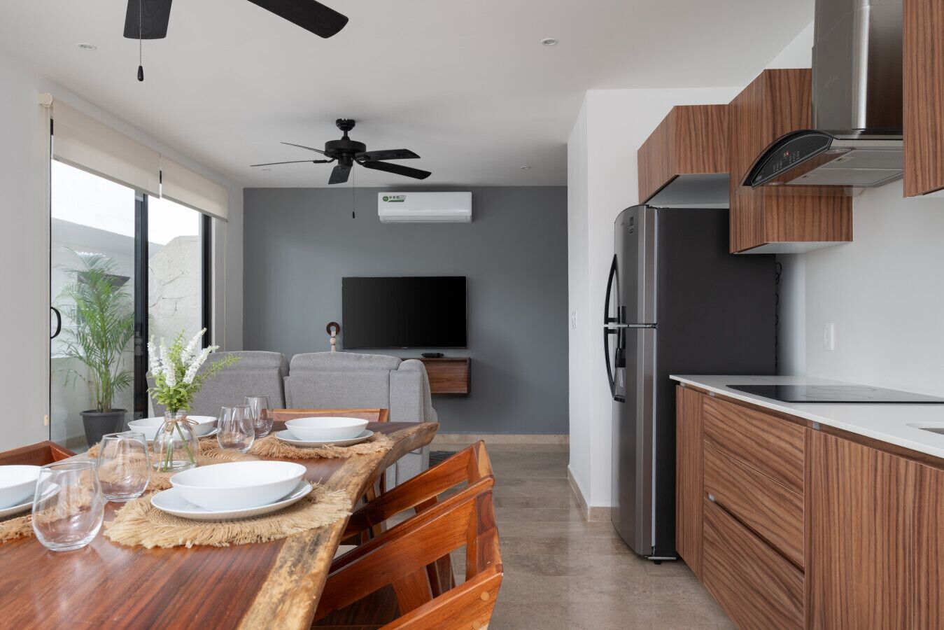 Køleskab, mikrobølgeovn, kogeplade, kaffe-/temaskine