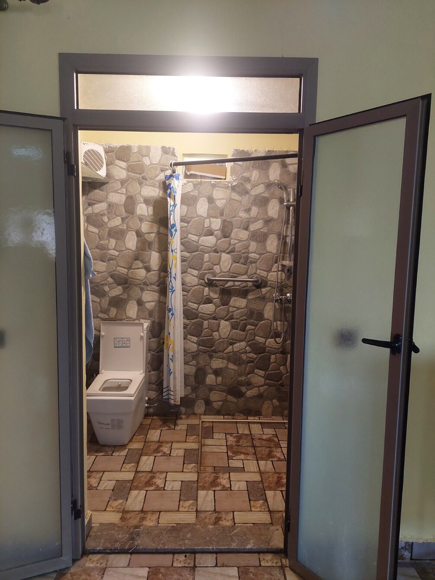 淋浴设施、毛巾、肥皂、卫生纸