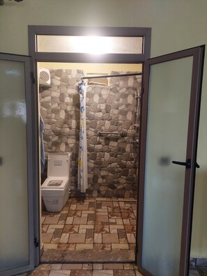 Shower, towels, soap, toilet paper - Grand Loft with Private Pool and Garden (Marrakech)