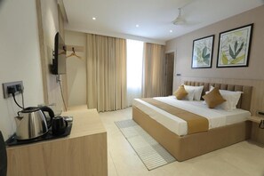 Laptop workspace, blackout drapes, soundproofing, iron/ironing board - HOTEL DREAMZ (Karnal)