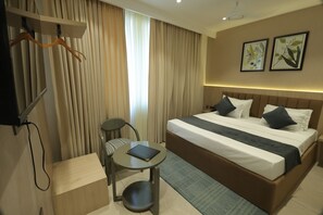 Basic Single Room | Laptop workspace, blackout drapes, soundproofing, iron/ironing board - HOTEL DREAMZ (Karnal)