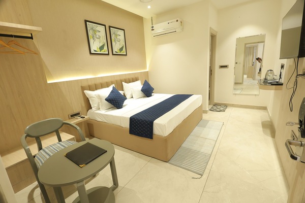 Deluxe Double Room, City View | Laptop workspace, blackout drapes, soundproofing