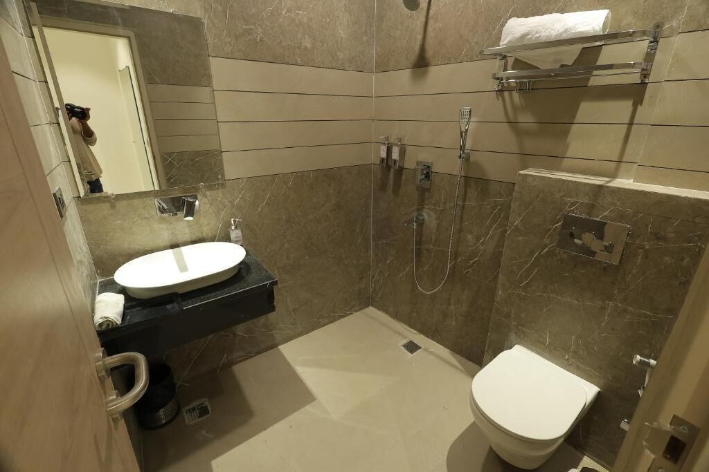 تجهيزات دش، خف للقدمين، مناشف، صابون