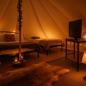 1 bedroom, free WiFi, bed sheets - Huge Cozy Bell Tent With Tv and Heating (Gaerwen)