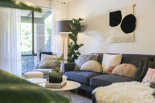 Villa Moldavia: Lovingly curated suburban green oasis by the City & beach