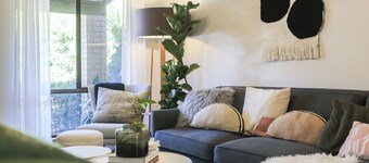 Villa Moldavia: Lovingly curated suburban green oasis by the City & beach