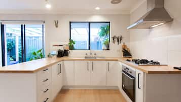 Micro-ondes, four, plaque de cuisson