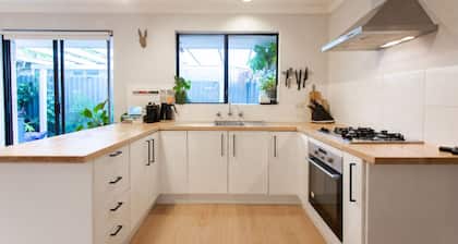 Villa Moldavia: Lovingly curated suburban green oasis by the City & beach
