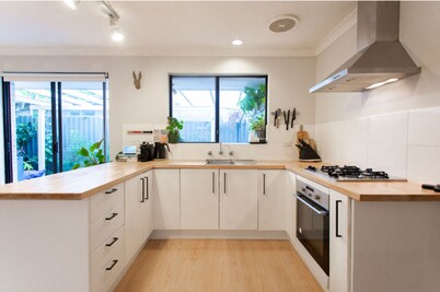 Villa Moldavia: Lovingly curated suburban green oasis by the City & beach