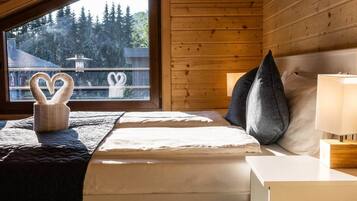 4 bedrooms, iron/ironing board, WiFi, bed sheets