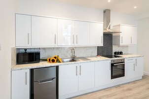 Microondas, horno, placa de cocina, utensilios de cocina