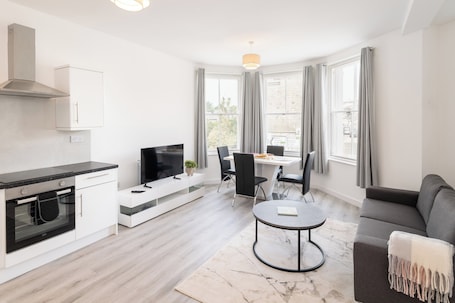 Apt 5: Two Bedroom Family, with View | Living area