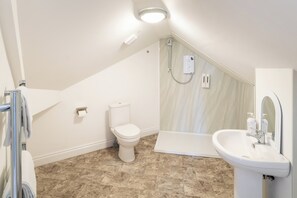 Deluxe Apartment, 2 Bedrooms, Non Smoking, City View | Bathroom